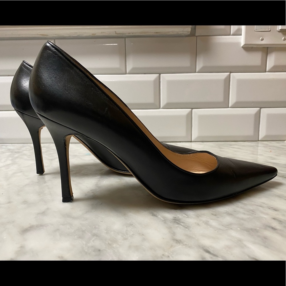Manolo black pump heels. Missing one heel pad but in good condition. Size 40.5